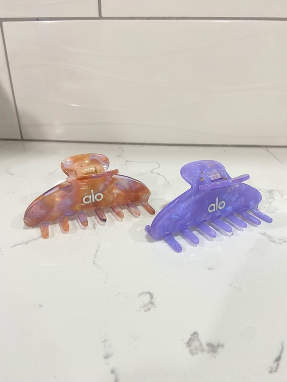 NWOT Alo 90’s Hair Claw Clips Bundle of 2 - Picture 3 of 4